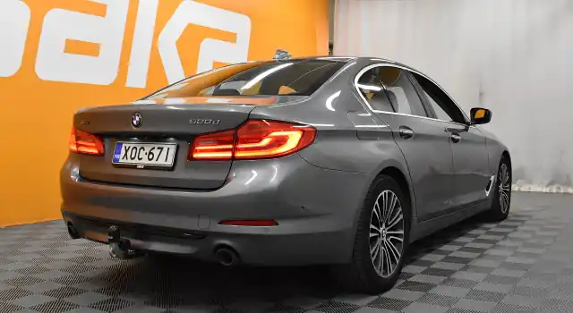 Harmaa Sedan, BMW 520 – XOC-671