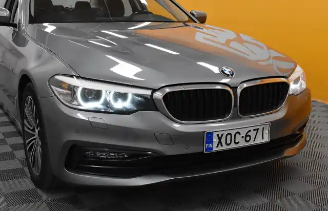 Harmaa Sedan, BMW 520 – XOC-671