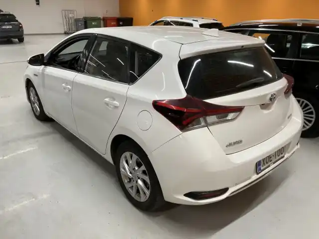 Valkoinen Viistoperä, Toyota Auris – XOE-100