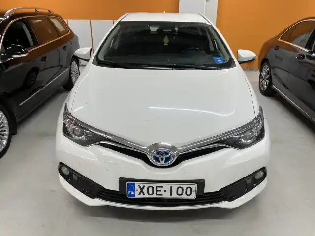 Valkoinen Viistoperä, Toyota Auris – XOE-100
