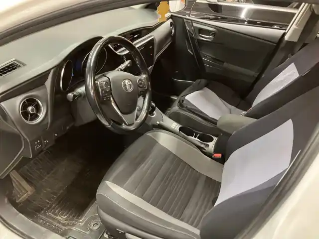 Valkoinen Viistoperä, Toyota Auris – XOE-100