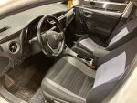 Valkoinen Viistoperä, Toyota Auris – XOE-100, kuva 4