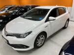 Valkoinen Viistoperä, Toyota Auris – XOE-100, kuva 1