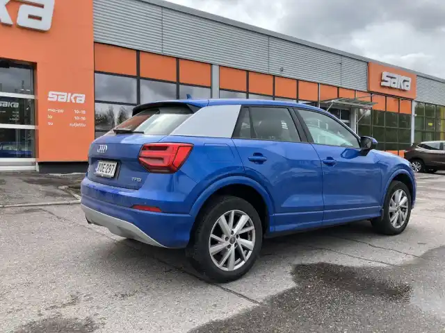 Sininen Maastoauto, Audi Q2 – XOE-297