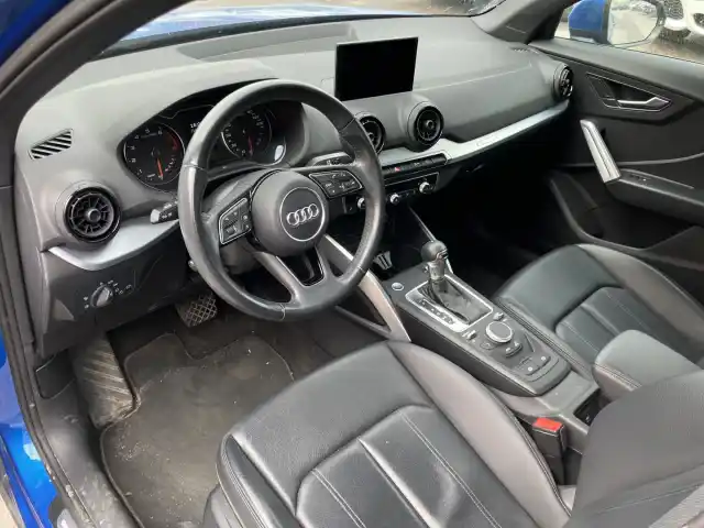Sininen Maastoauto, Audi Q2 – XOE-297