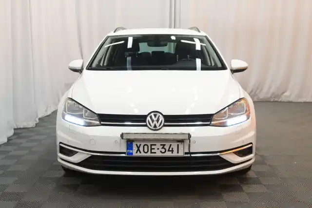 Valkoinen Farmari, Volkswagen Golf – XOE-341