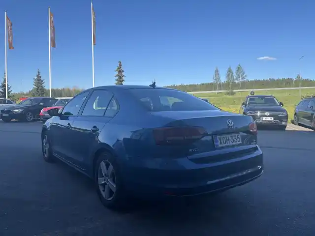 Sininen Sedan, Volkswagen Jetta – XOH-335
