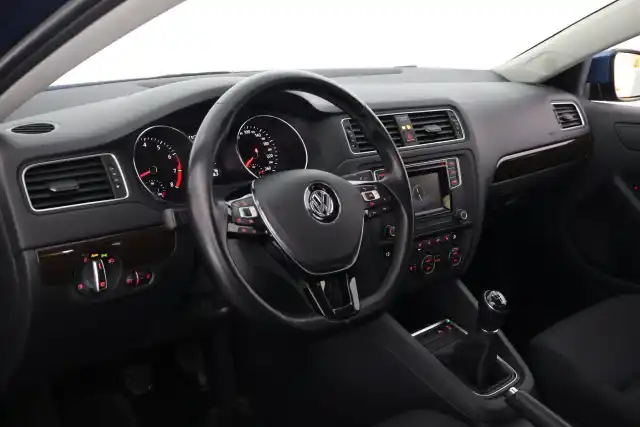 Sininen Sedan, Volkswagen Jetta – XOH-335