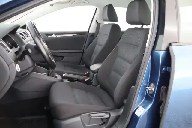 Sininen Sedan, Volkswagen Jetta – XOH-335