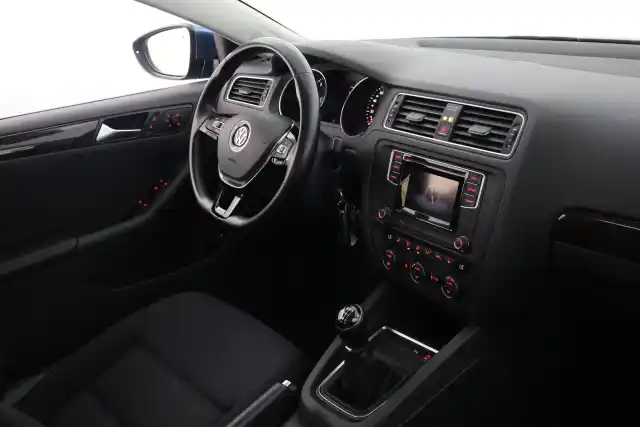 Sininen Sedan, Volkswagen Jetta – XOH-335