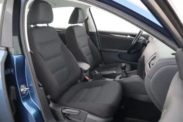 Sininen Sedan, Volkswagen Jetta – XOH-335