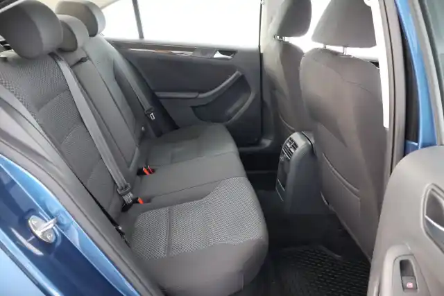 Sininen Sedan, Volkswagen Jetta – XOH-335