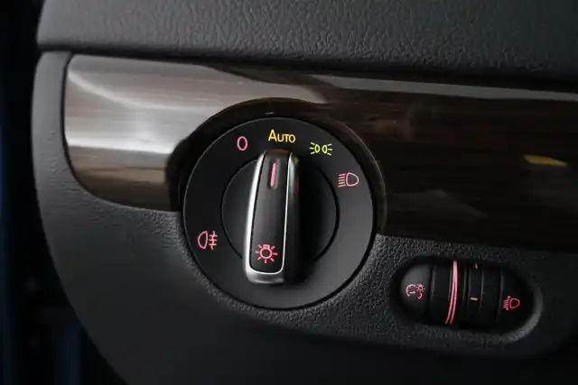 Sininen Sedan, Volkswagen Jetta – XOH-335