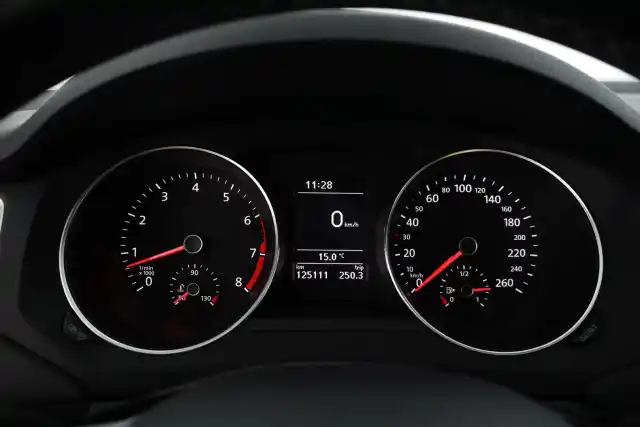 Sininen Sedan, Volkswagen Jetta – XOH-335