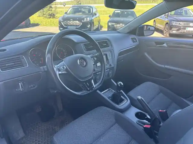 Sininen Sedan, Volkswagen Jetta – XOH-335