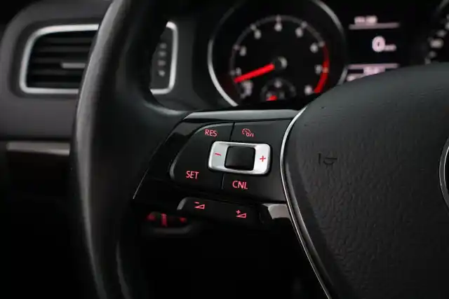 Sininen Sedan, Volkswagen Jetta – XOH-335