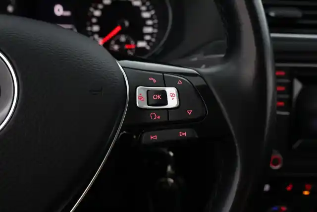 Sininen Sedan, Volkswagen Jetta – XOH-335