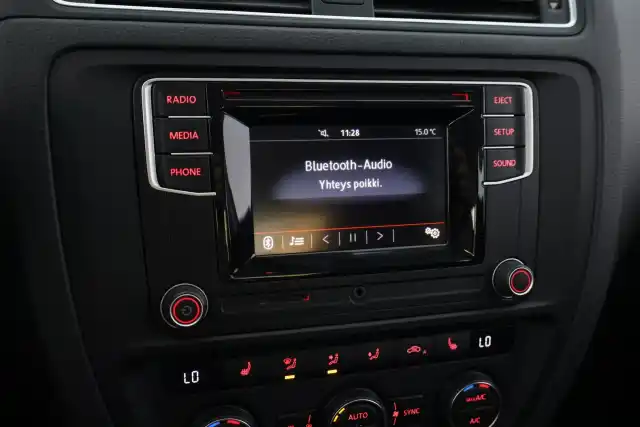 Sininen Sedan, Volkswagen Jetta – XOH-335