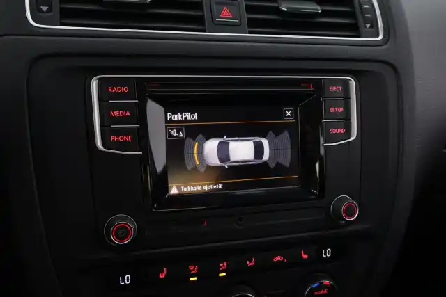 Sininen Sedan, Volkswagen Jetta – XOH-335
