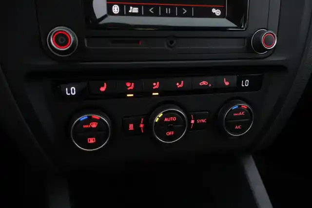 Sininen Sedan, Volkswagen Jetta – XOH-335