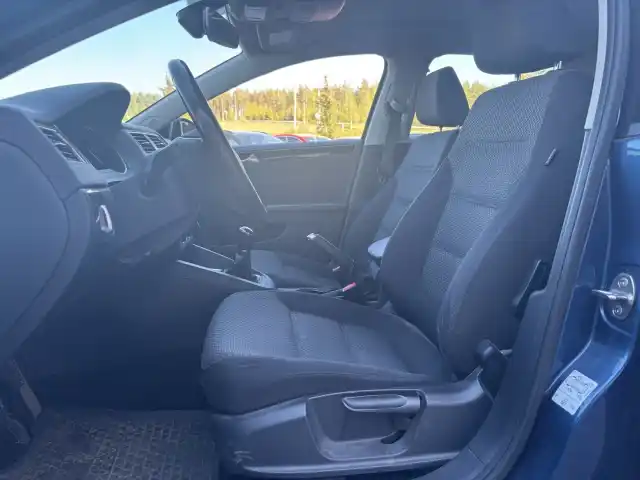 Sininen Sedan, Volkswagen Jetta – XOH-335