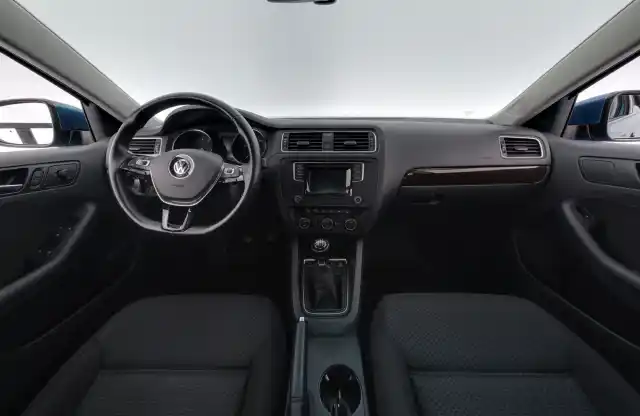Sininen Sedan, Volkswagen Jetta – XOH-335
