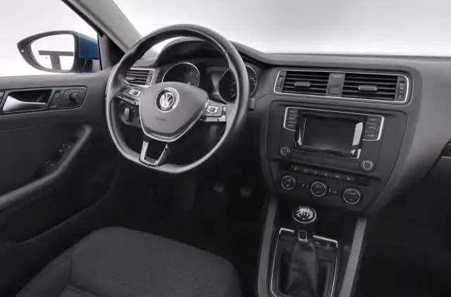 Sininen Sedan, Volkswagen Jetta – XOH-335