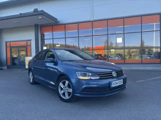 Sininen Sedan, Volkswagen Jetta – XOH-335
