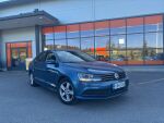Sininen Sedan, Volkswagen Jetta – XOH-335, kuva 1