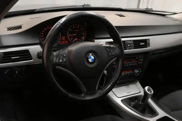 Musta Farmari, BMW 318 – XOK-157