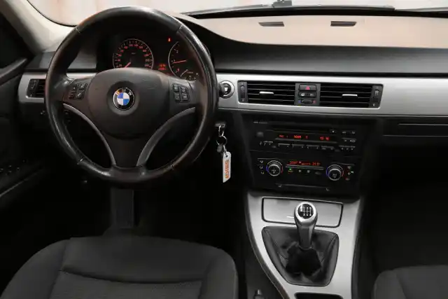Musta Farmari, BMW 318 – XOK-157