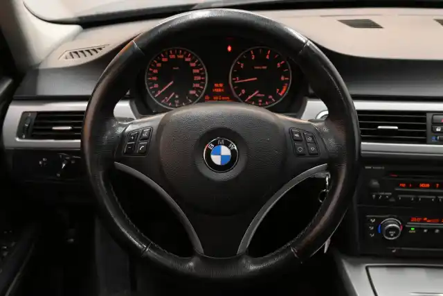 Musta Farmari, BMW 318 – XOK-157