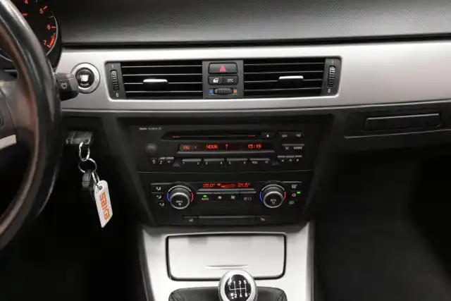 Musta Farmari, BMW 318 – XOK-157