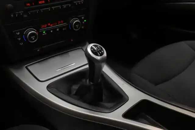Musta Farmari, BMW 318 – XOK-157