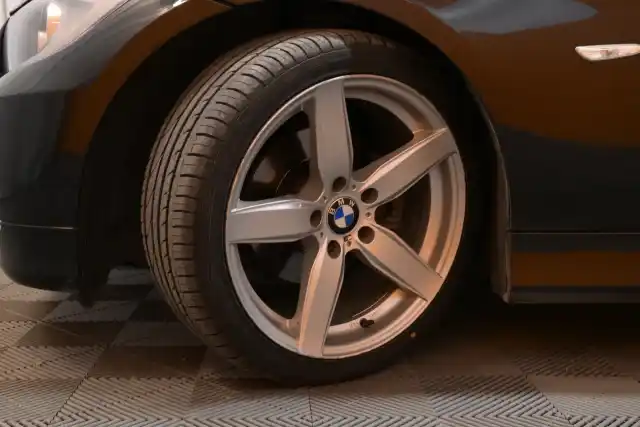 Musta Farmari, BMW 318 – XOK-157