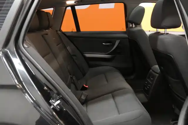 Musta Farmari, BMW 318 – XOK-157