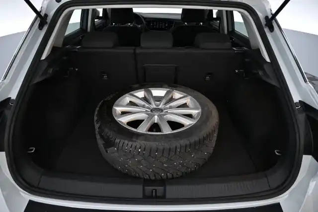 Valkoinen Maastoauto, Volkswagen T-Roc – XOK-475