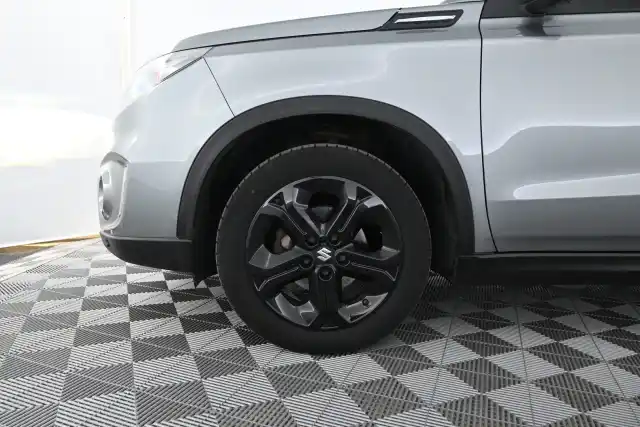 Harmaa Maastoauto, Suzuki Vitara – XOL-414