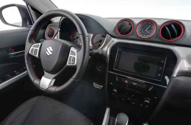 Harmaa Maastoauto, Suzuki Vitara – XOL-414