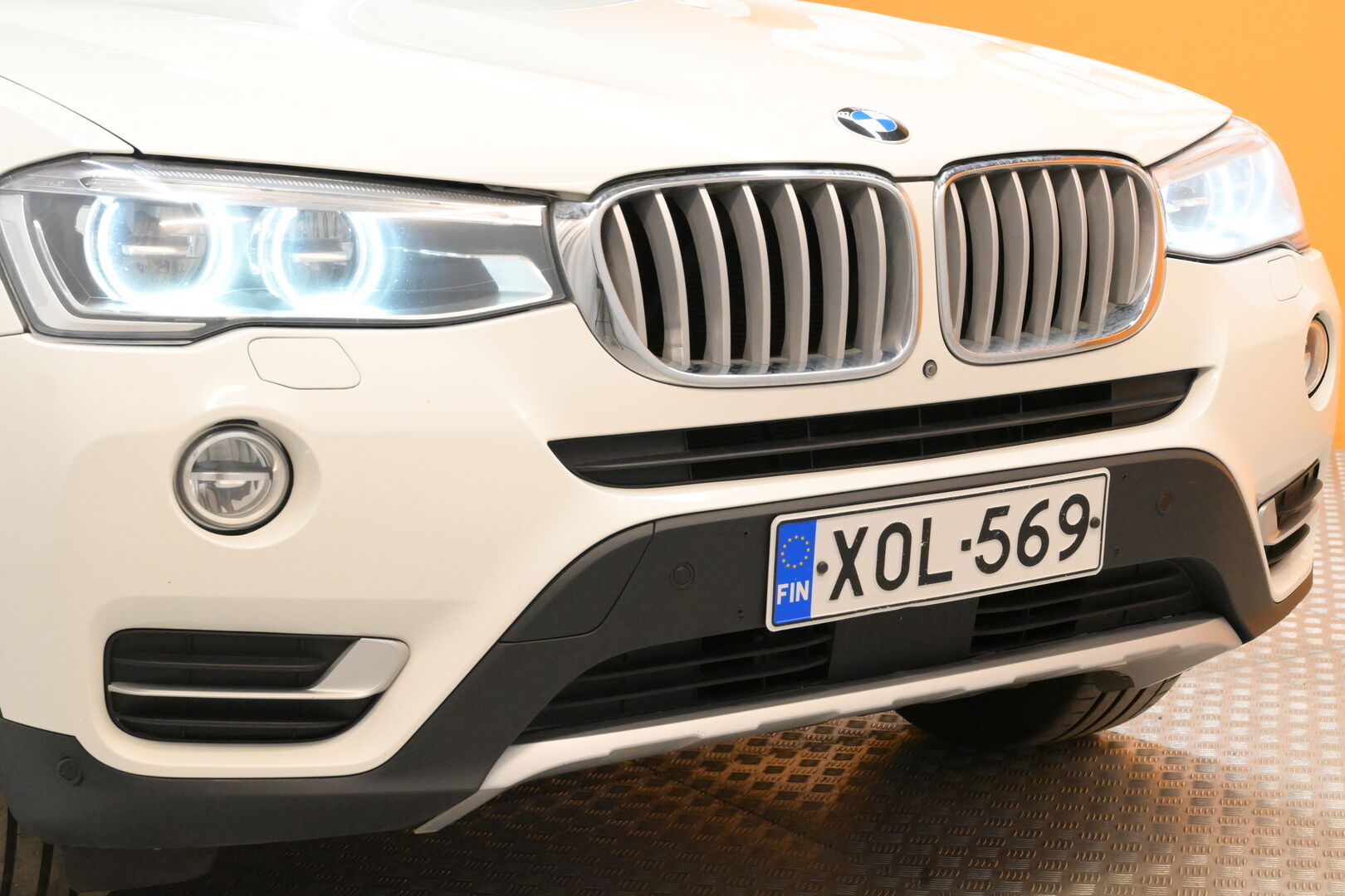 Valkoinen Maastoauto, BMW X3 – XOL-569