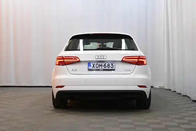 Valkoinen Viistoperä, Audi A3 – XOM-683