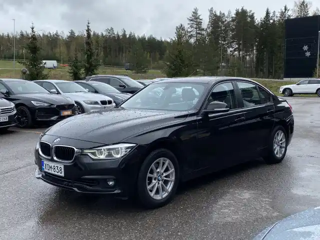 Musta Sedan, BMW 318 – XOM-838