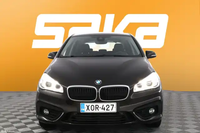 Ruskea Tila-auto, BMW 218 – XOR-427