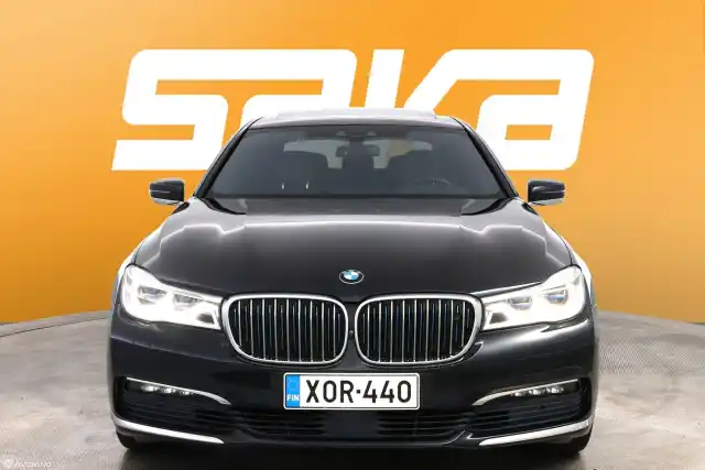 Sininen Sedan, BMW 740 – XOR-440