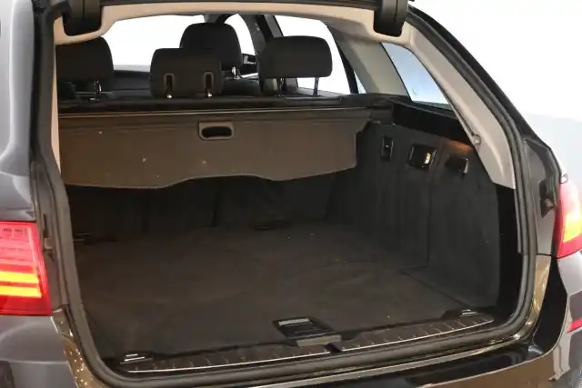 Ruskea Farmari, BMW 520 – XOT-285