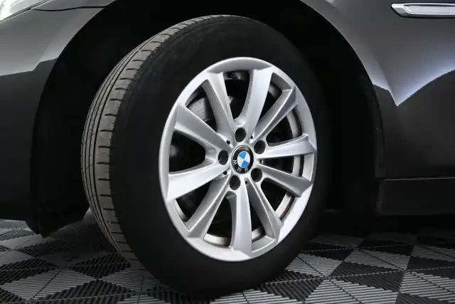Ruskea Farmari, BMW 520 – XOT-285