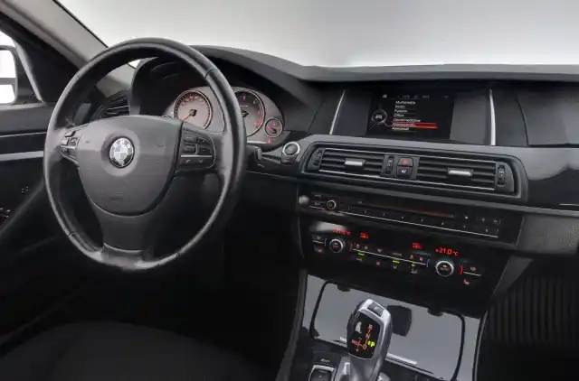 Ruskea Farmari, BMW 520 – XOT-285