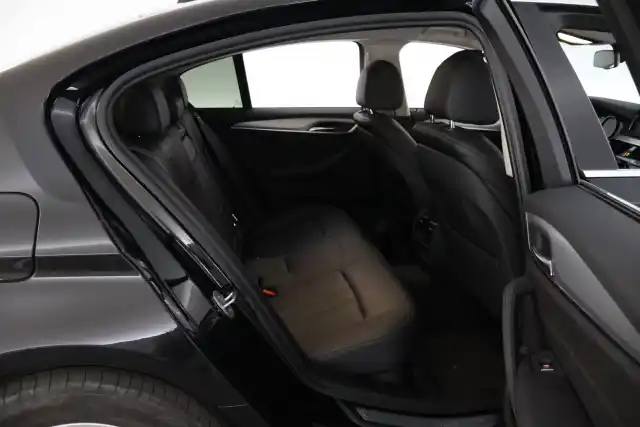 Musta Sedan, BMW 520 – XOX-526