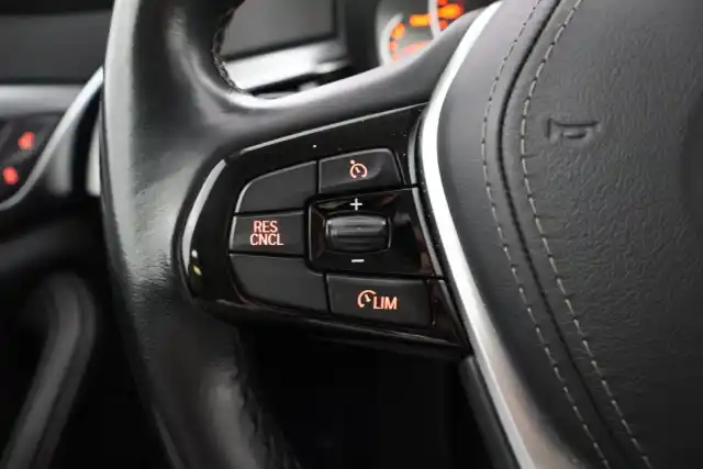 Musta Sedan, BMW 520 – XOX-526