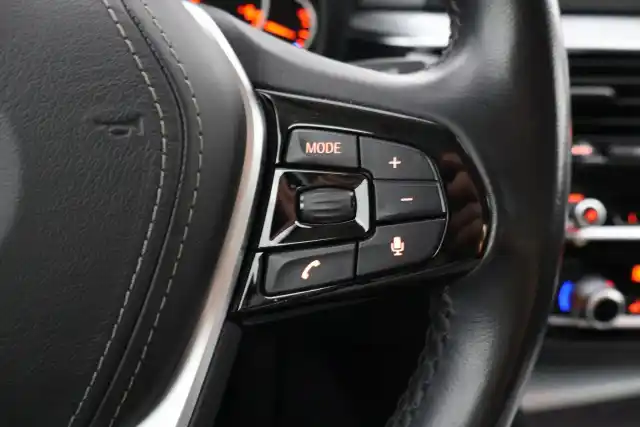 Musta Sedan, BMW 520 – XOX-526